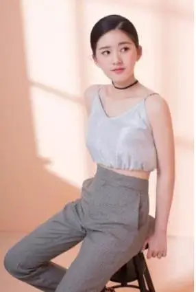 难怪导演只拍上半身镜头下移后是观众不能偷看的尴尬全景