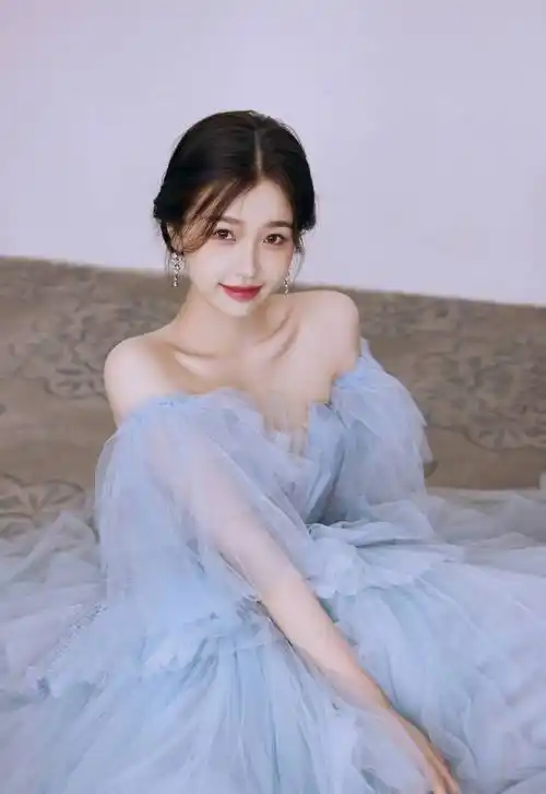 搜狐娱乐讯 7月21日,虞书欣在个人社交平台晒出了自己身穿浅蓝抹胸裙