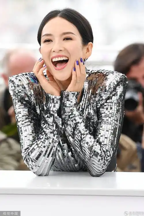 绝对c位!章子怡开个人发布会排面大 霸气登场闪闪发光