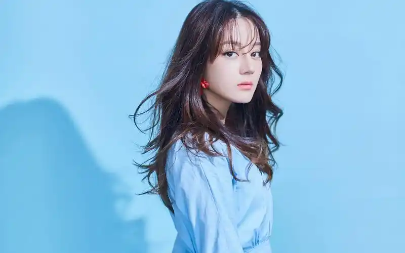 迪丽热巴清新灵动写真桌面壁纸