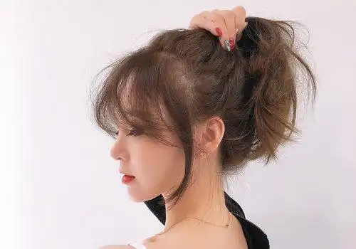 女生空气刘海扎马尾辫发型