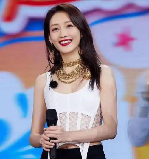 40岁王鸥青春感满分,身穿白色吊带背心搭配,有着惊人的身材_表演_女性