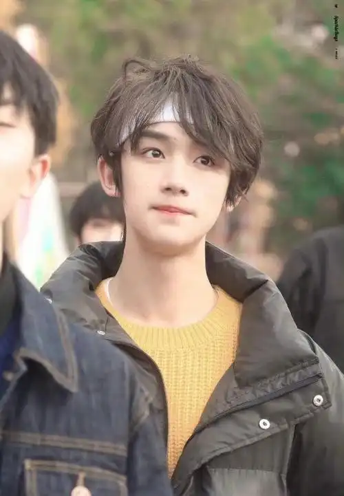 丁程鑫发带造型六宫格随拍