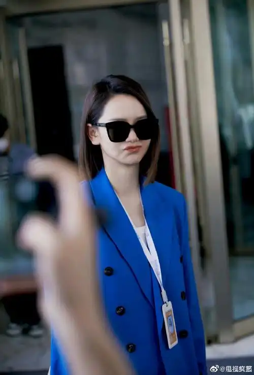戚薇克莱茵蓝西装##戚薇上班路透