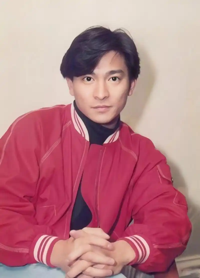 刘德华18岁出道,他现在62岁,刚好在娱乐圈工作了40来年,也陪伴了观众