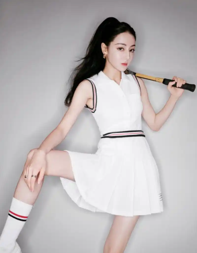 迪丽热巴的纯白色运动套装,真的是元气满满.