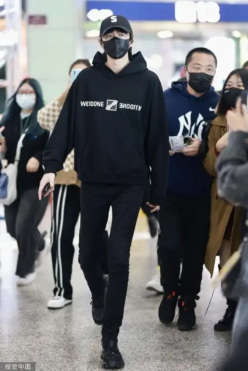 组图:刘宇宁黑色穿搭亮相机场 大长腿吸睛潮酷养眼_高清图集_新浪网