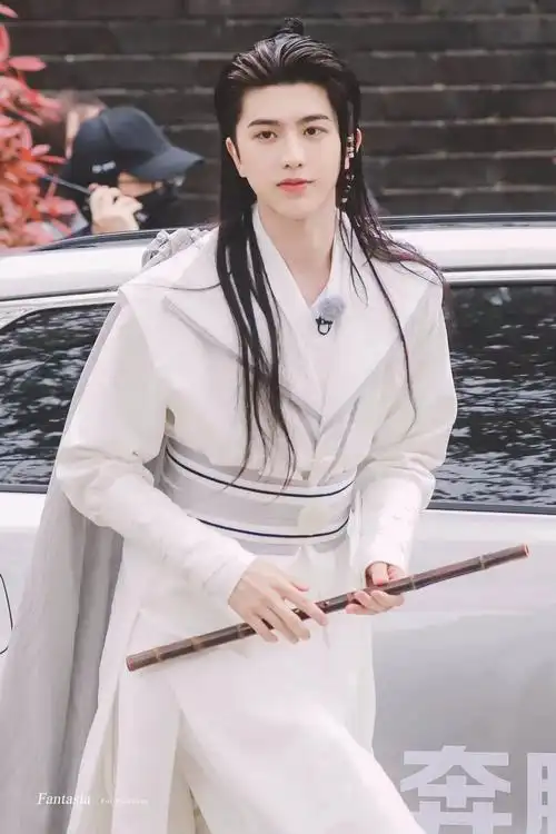 蔡徐坤壁纸侧颜立体精致身姿帅气挺拔白衣古装的翩翩公子