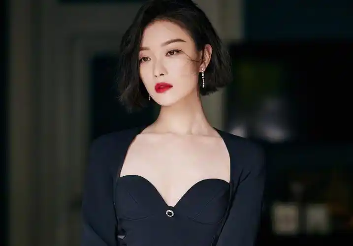 倪妮红唇短发造型搭黑紧身开衩裙,复古韵味十足