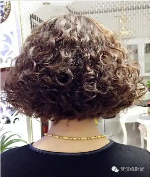 今年短发流行"烫小卷"