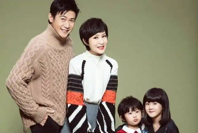 原创陆毅一家四口聚餐被拍网友们都疯了究竟怎么回事