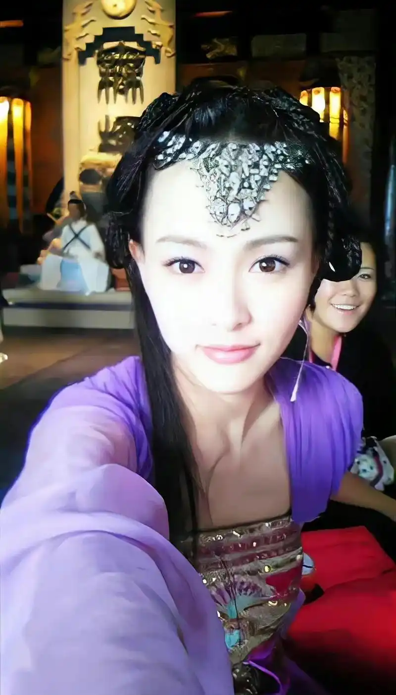 唐嫣的早期照片又被网友扒出来了,不仅皮肤状态好到发光,整个人浑身