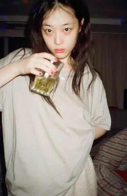 崔雪莉0329生日快乐#  永远不被定义  "我觉得穿不穿文胸是个人的自由