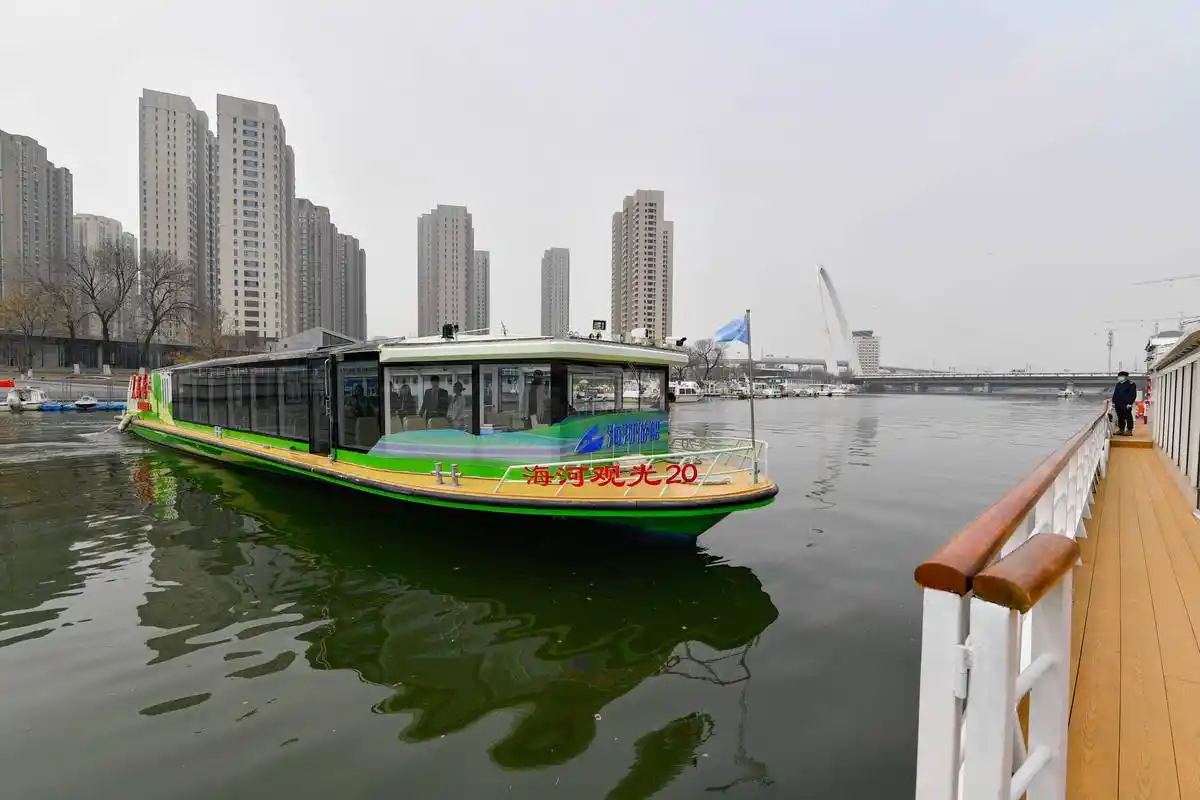 天津海河游船新航季开启_游客