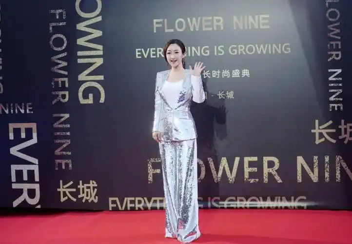 金美儿出席万物生长时尚盛典 长城脚下惊艳唱响超级中国