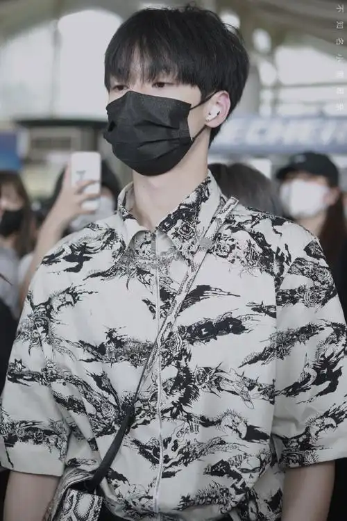 严浩翔今日机场look更新,身穿哥特式印花拉链衬衫搭配黑色长裤,黑白