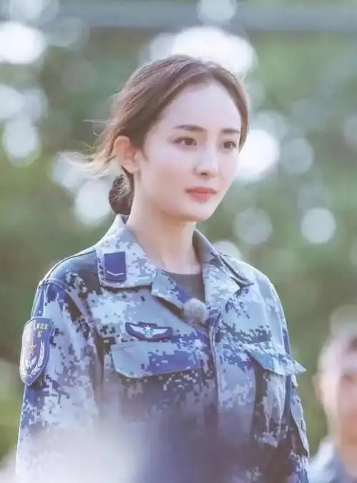女明星军训服,陈都灵清纯,田曦薇超可爱,看到关晓彤,太美了!