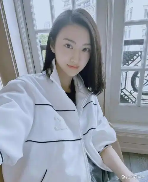 张继科风波后,景甜首次晒自拍照,素颜出镜美貌依旧