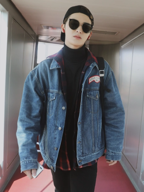 朱正廷现身机场奶酷十足!反戴帽子露出"光额头",又剃毛了?