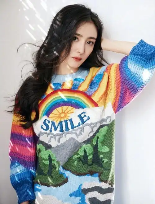 杨幂壁纸:幂幂一贯优雅的气质,巧妙驾驭了俏皮鲜艳的色彩