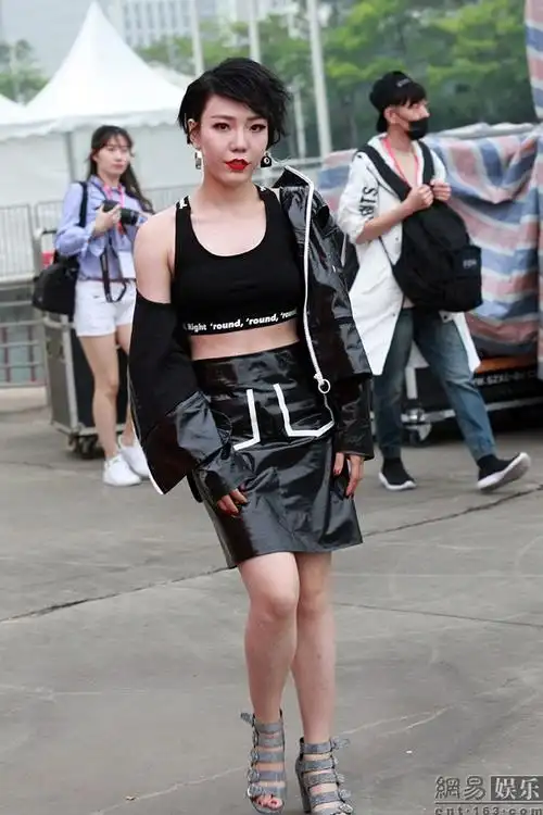 吴莫愁冒雨献唱红音乐节