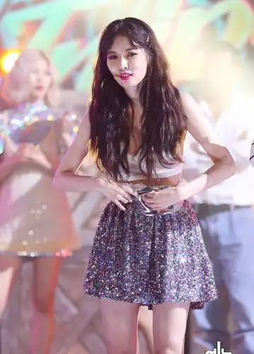 金泫雅厉害了,吊带连衣裙搭配靴子玩转潮流,网友:这才是时尚