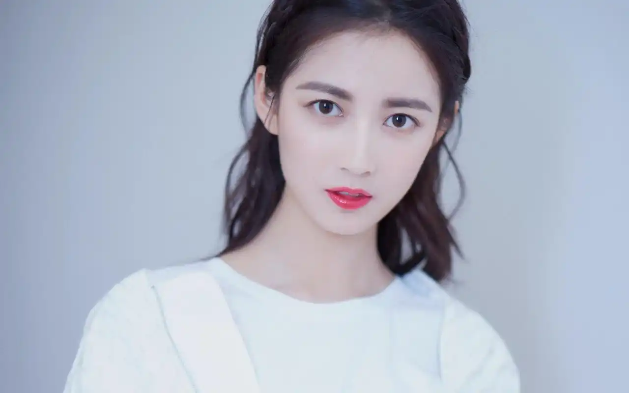 陈钰琪纯白仙气写真桌面壁纸