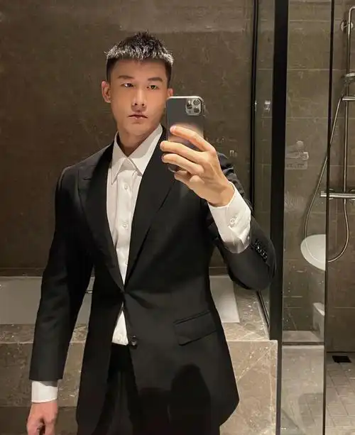 男生黑色西服穿搭