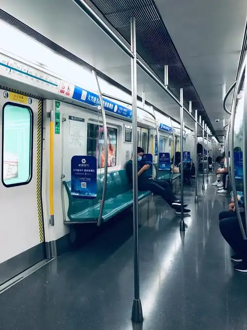 北京四号地铁线"北京大学东门站"地铁内空空的 - 彭光新人像摄影