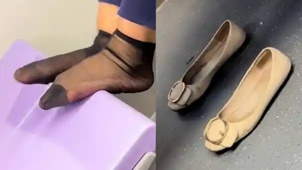 大姐列车上脱鞋踩对面椅子,双脚摩擦"按摩"脚底,黑丝袜太显眼