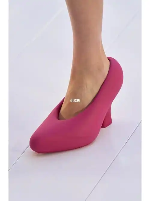 loewe罗意威米妮的高跟鞋