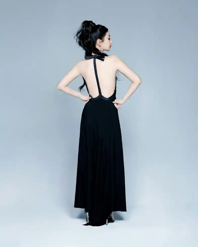 杨紫 黑色一字带高跟鞋美jio[爱你][爱你] 676767#杨紫