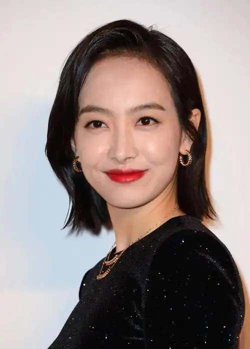 像宋茜这样的细软发质,湿发会让发量看起来骤减,保持头顶发根的蓬松很