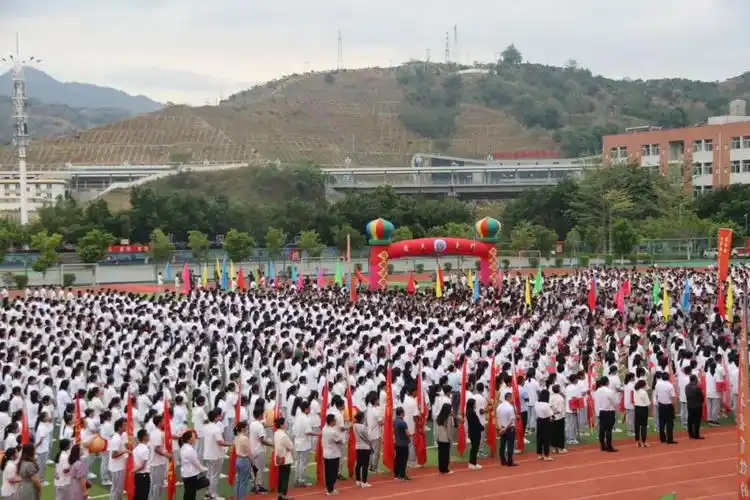 盐边县中学校开展了以"喜迎二十大·永远跟党走·奋进新征程"为主题的