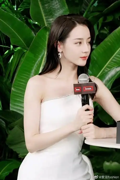 迪丽热巴超话#迪丽热巴直播#一袭纯白色套装,好惊艳,好美@dear