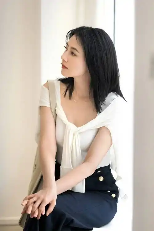 165高圆圆带火了一种减龄穿法:老头背心 阔腿裤 针织衫,好洋气_牛仔裤