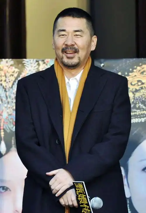 陈建斌双手又白又嫩,网友表示:可能把岁月的痕迹写在了脸上