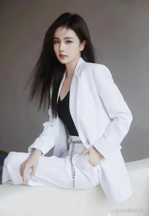 今天我们来聊聊时下女明星们的西装套装穿搭技巧.