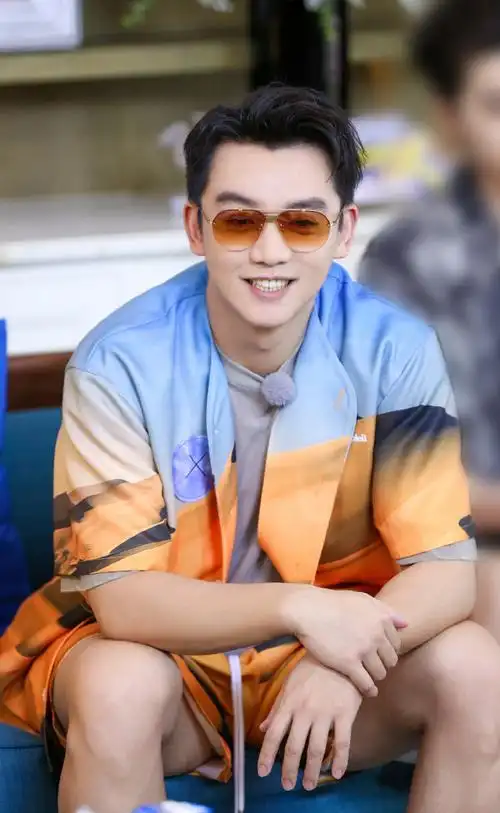 郑恺超话夏日炎炎,需要一枚酷爽的沙滩帅哥来降降暑9215带来满屏