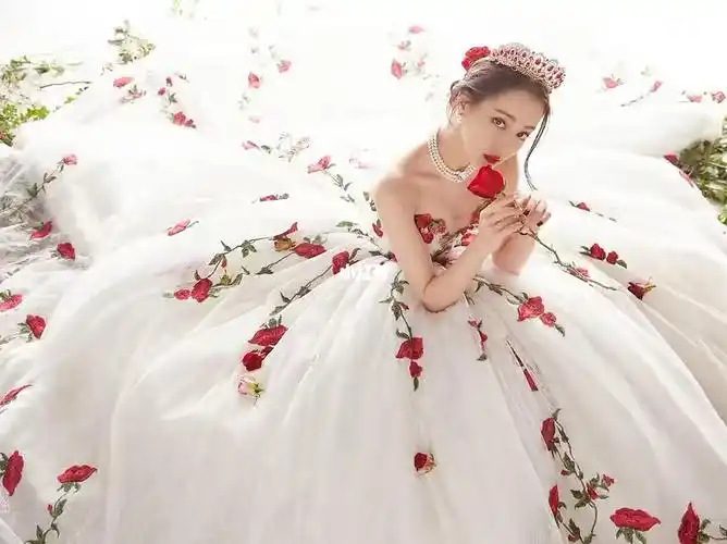 那些年热巴穿过的婚纱礼服