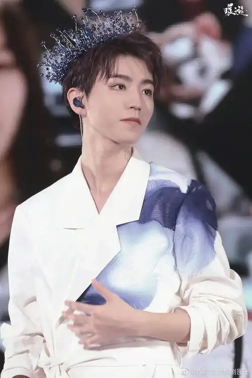 王俊凯|蓝皇冠 我一眼万年的小凯无边界蓝皇冠造型|王俊凯|边界_新浪