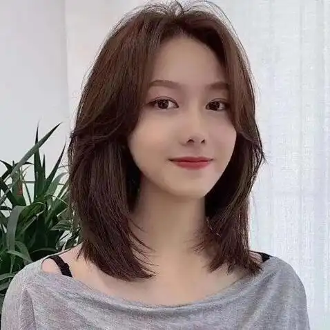 略有层次感的直发发型,非常小清新的感觉