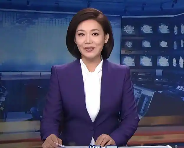 2000年,46岁的郑丽第一次主持《新闻联播》,她的落落大方,受到很多人