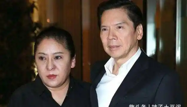 向华强敢让成龙下跪,敢捶王晶和曾志伟,但从不敢招惹这三个人!