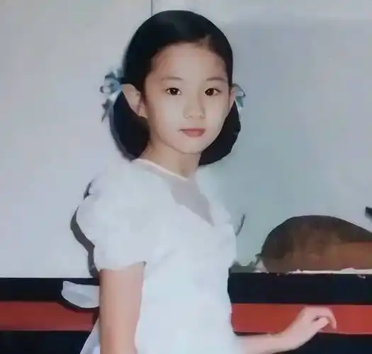 正是因为如此,小时候的杨采钰童年过得毫无乐趣.