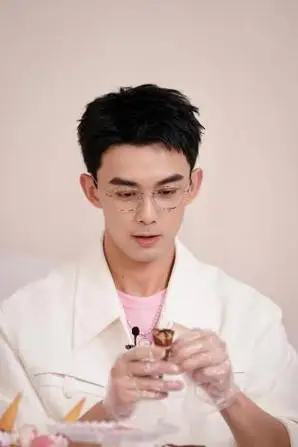 吴磊戴眼镜##吴磊最新直播状态##派丽蒙品牌代言人吴磊