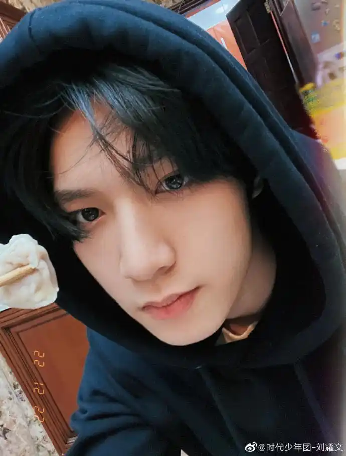 组图:刘耀文分享自拍二张 调侃每年冬天都有冷到模糊的照片