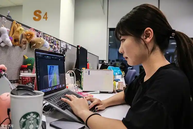 作为一名视觉设计师,加班对于阿郁来说早已是家常便饭,黑白颠倒的日子