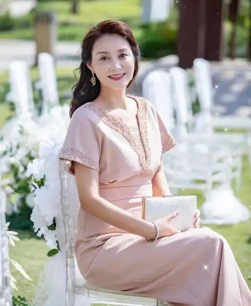 中年女人怎么穿才显年轻?偷学这些妈妈的减龄穿搭法,时髦又洋气|纯色|