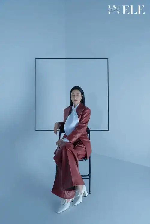 邓英时尚大片曝光诠释时光的力量